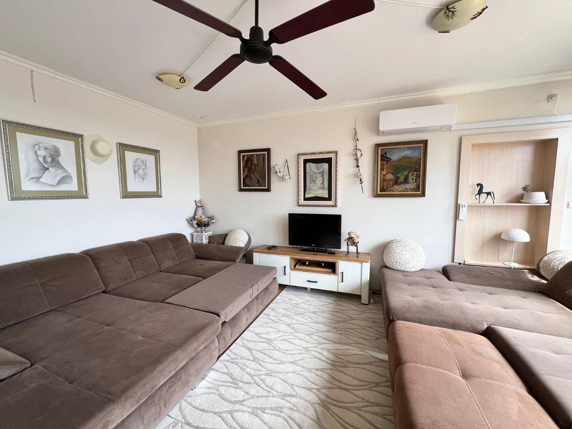 Downtown Central Apartment With Working Kitchen, City Views & Free Parking Kazanlŭk Exterior foto